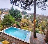 - PRENÁJOM - 2 IZBOVÝ BYT - DOLNÁ UL. - STARÉ MESTO - Výhľad na okolité domy a stromy s bazénom v záhrade na Dolnej ulici.