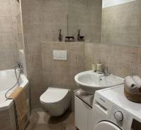 - PRENÁJOM - 2 IZBOVÝ BYT - DOLNÁ UL. - STARÉ MESTO - Kúpeľňa v 2-izbovom byte s vaňou, práčkou a jemnými béžovými obkladmi.