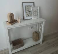 - PRENÁJOM - 2 IZBOVÝ BYT - DOLNÁ UL. - STARÉ MESTO - Biela konzola s dekoráciami, drevený dekor podlahy, 2-izbový byt.