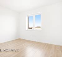 Na predaj 3-izb. byt so záhradou, Dunajská Streda - Prázdna izba so svetlými stenami a podlahou s dreveným dekorom v 3-izbovom byte.