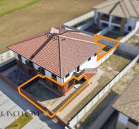 Na predaj 3-izb. byt so záhradou, Dunajská Streda - Pohľad zhora na 3-izbový byt na ulici Malé Blahovo v Dunajskej Strede.