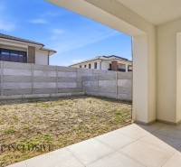 Na predaj 3-izb. byt so záhradou, Dunajská Streda - Exteriér 3-izbového bytu na Malom Blahove v Dunajskej Strede s oploteným pozemkom.