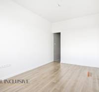 Na predaj 3-izb. byt so záhradou, Dunajská Streda - Izba v 3-izbovom byte s bielymi stenami a podlahou s dreveným dekorom.