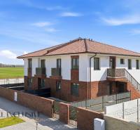 Na predaj 3-izb. byt so záhradou, Dunajská Streda - Exteriér bytového domu na Malom Blahove v Dunajskej Strede, ponúkajúci 3-izbové byty.