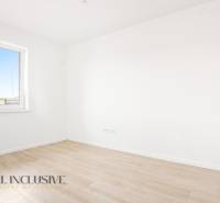 Na predaj 3-izb. byt so záhradou, Dunajská Streda - Prázdna miestnosť s bielymi stenami a podlahou s dreveným dekorom v 3-izbovom byte.