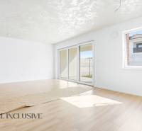 Na predaj 3-izb. byt so záhradou, Dunajská Streda - 3-izbový byt s bielymi stenami a podlahou s dreveným dekorom.