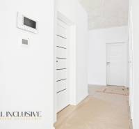 Na predaj 3-izb. byt so záhradou, Dunajská Streda - Biely interiér bytu s dverami a vstavanými technológiami v 3-izbovom byte.