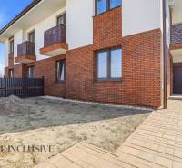 Na predaj 3-izb. byt so záhradou, Dunajská Streda - Tehlová fasáda 3-izbového bytu na ulici Malé Blahovo v Dunajskej Strede.