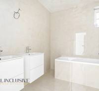 Na predaj 3-izb. byt so záhradou, Dunajská Streda - Kúpeľňa s dvomi umývadlami a vaňou v 3-izbovom byte.