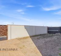 Na predaj 3-izb. byt so záhradou, Dunajská Streda - Dvor 3-izbového bytu na Malom Blahove v Dunajskej Strede so spevnenou plochou.