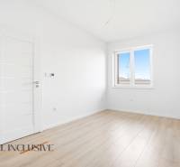 Na predaj 3-izb. byt so záhradou, Dunajská Streda - Izba v 3-izbovom byte s bielymi stenami a podlahou s dreveným dekorom.