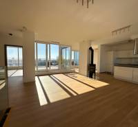 4i mezonet s dvoma terasami, balkónom a parkovaním - Priestranná obývacia izba s podlahou s dreveným dekorom a výstupom na terasu.