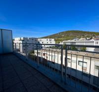 4i mezonet s dvoma terasami, balkónom a parkovaním - Výhľad z terasy 4-izbového bytu na ulicu Rubínová v Bratislave - Ružinove.