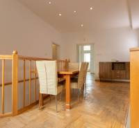 Priestranný 4-izbový byt s predzáhradkou, Staré Mesto - Jedálenský kút v 4-izbovom byte s podlahou s dreveným dekorom a jedálenským stolom.