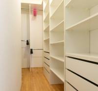 Priestranný 4-izbový byt s predzáhradkou, Staré Mesto - Šatník s policami a zásuvkami, podlaha s dreveným dekorom, 4-izbový byt.