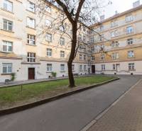 Priestranný 4-izbový byt s predzáhradkou, Staré Mesto - Obytný komplex so stromom a trávnikom na Medenej ulici v Bratislave, Staré Mesto.