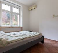 Priestranný 4-izbový byt s predzáhradkou, Staré Mesto - Spálňa v 4-izbovom byte s klimatizáciou a výhľadom do záhrady.