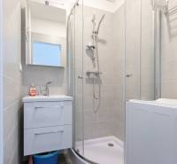 2-izbový byt s balkónom, Ružinov – Ostredky - Kúpeľňa s umývadlom, sprchovacím kútom a úložným priestorom v 2-izbovom byte.