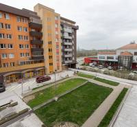 2-izbový byt s parkovaním, Petržalka - Bytový komplex na Vyšehradskej ulici v Bratislave - Petržalke s parkoviskom a zeleňou.