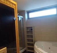Predaj !Elegantný byt s wellness prvkami pri Jasnej - Kúpeľňa v 2-izbovom byte so saunou, sprchovacím kútom a vírivkou.