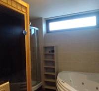 Predaj !Elegantný byt s wellness prvkami pri Jasnej - Kúpeľňa s vaňou, sprchou, saunou a oknom v 2-izbovom byte.