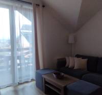 Predaj !Elegantný byt s wellness prvkami pri Jasnej - Obývacia izba v 2-izbovom byte s pohovkou, konferenčným stolíkom a výhľadom na balkón.