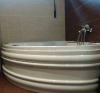 Predaj !Elegantný byt s wellness prvkami pri Jasnej - Kúpeľňa s rohovou vaňou, sprchou a policovou skriňou v 2-izbovom byte.