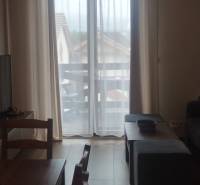 Predaj !Elegantný byt s wellness prvkami pri Jasnej - Obývačka v 2-izbovom byte s podlahou s dreveným dekorom a francúzskym oknom.