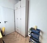 - PRENÁJOM - 3 IZBOVÝ BYT - WILSONOVA UL. - STARÉ MESTO - Štýlový kútik v 3-izbovom byte s podlahou s dreveným dekorom a úložným regálom.