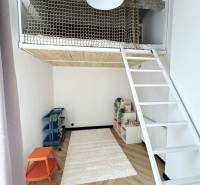 - PRENÁJOM - 3 IZBOVÝ BYT - WILSONOVA UL. - STARÉ MESTO - Detská izba v 3-izbovom byte s poschodovou posteľou a podlahou s dreveným dekorom.