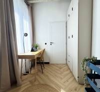 - PRENÁJOM - 3 IZBOVÝ BYT - WILSONOVA UL. - STARÉ MESTO - Dominuje drevený dekor podlahy, pracovný stôl a vysoká biela skriňa v 3-izbovom byte.