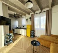 - PRENÁJOM - 3 IZBOVÝ BYT - WILSONOVA UL. - STARÉ MESTO - Obývacia izba v 3-izbovom byte s podlahou s dreveným dekorom a žltou chladničkou.