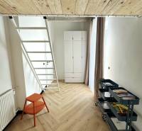 - PRENÁJOM - 3 IZBOVÝ BYT - WILSONOVA UL. - STARÉ MESTO - Interiér 3-izbového bytu s podlahou s dreveným dekorom a schodmi na poschodie.