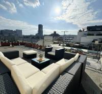 - PRENÁJOM - 3 IZBOVÝ BYT - WILSONOVA UL. - STARÉ MESTO - Strešná terasa s ratanovým sedením v Bratislave-Starom Meste na Wilsonovej ulici.