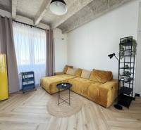 - PRENÁJOM - 3 IZBOVÝ BYT - WILSONOVA UL. - STARÉ MESTO - Obývacia izba s podlahou s dreveným dekorom, žltou sedačkou a retro chladničkou.