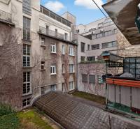 NUERA︱ROYKO PASSAGE predaj 2,5i bytu s orientáciou do tichého dvora - Pohľad na vnútroblok bytových domov so starou omietkou a balkónom.