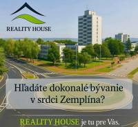Kvalitná Murovaná NOVOSTAVBA blízko mesta - v Zalužiciach  - Kruhový objazd s budovami a parkovou zeleňou v meste Hnojné, kategória Pozemky - bývanie.