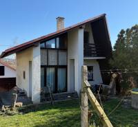 PREDAJ - CHATA S VINICOU - ZLATÉ MORAVCE - Chata v Zlatých Moravciach s dreveným plotom, trávnikom a stromami v okolí.