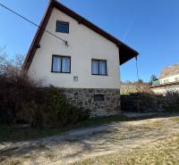 PREDAJ - CHATA S VINICOU - ZLATÉ MORAVCE - Chata v Zlatých Moravciach s kamenným základom a šikmou strechou pod modrou oblohou.