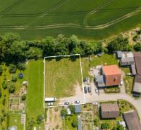 Predaj pozemku 1091m2 v Jablonici  - Letecký pohľad na pozemky pre bývanie v obci Jablonica obklopené zeleňou.