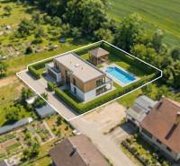 Predaj pozemku 1091m2 v Jablonici  - Vizualizácia moderného domu s bazénom v Jablonici, na pozemku pre bývanie.