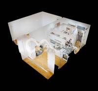 Prenájom 1 izbový byt s loggiou, centrum, Spišská Nová Ves - 3D pôdorys 1-izbového bytu s podlahou s dreveným dekorom.