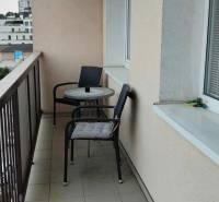 PRENÁJOM - Pekný 3 - izbový byt - Košice - Juh  - Balkón v 3-izbovom byte s dvomi stoličkami a stolom, Žižkova, Košice - mestská časť Juh.