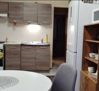 PRENÁJOM - Pekný 3 - izbový byt - Košice - Juh  - Kuchyňa v 3-izbovom byte so stolom, stoličkami a kuchynskou linkou.