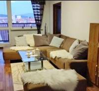 PRENÁJOM - Pekný 3 - izbový byt - Košice - Juh  - Obývacia izba v 3-izbovom byte s pohovkou, skleneným stolom a výhľadom z okna.