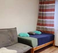 PRENÁJOM - Pekný 3 - izbový byt - Košice - Juh  - Izba v 3-izbovom byte s pohovkou a posteľou, neďaleko okna.