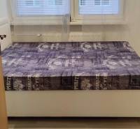 PRENÁJOM - Pekný 3 - izbový byt - Košice - Juh  - Spálňa s posteľou a oknom v 3-izbovom byte.