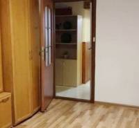 PRENÁJOM - Pekný 3 - izbový byt - Košice - Juh  - Drevený nábytok v izbe 3-izbového bytu s parketovou podlahou a otvorenými poličkami.