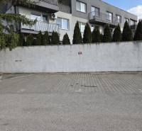 Parkovacie státie v Ružinove – pri Gymnáziu I. Horvátha a električke - Radové domy na Vavrínovej v Bratislave-Ružinove s parkovacou plochou pred vstupom do garáží.