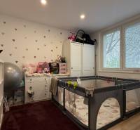 KOMPLETNE prerobený 4i byt s balkónom, 77m2 - ZÁTVOR - Detská izba v 4-izbovom byte s hernou ohrádkou a bielym nábytkom.